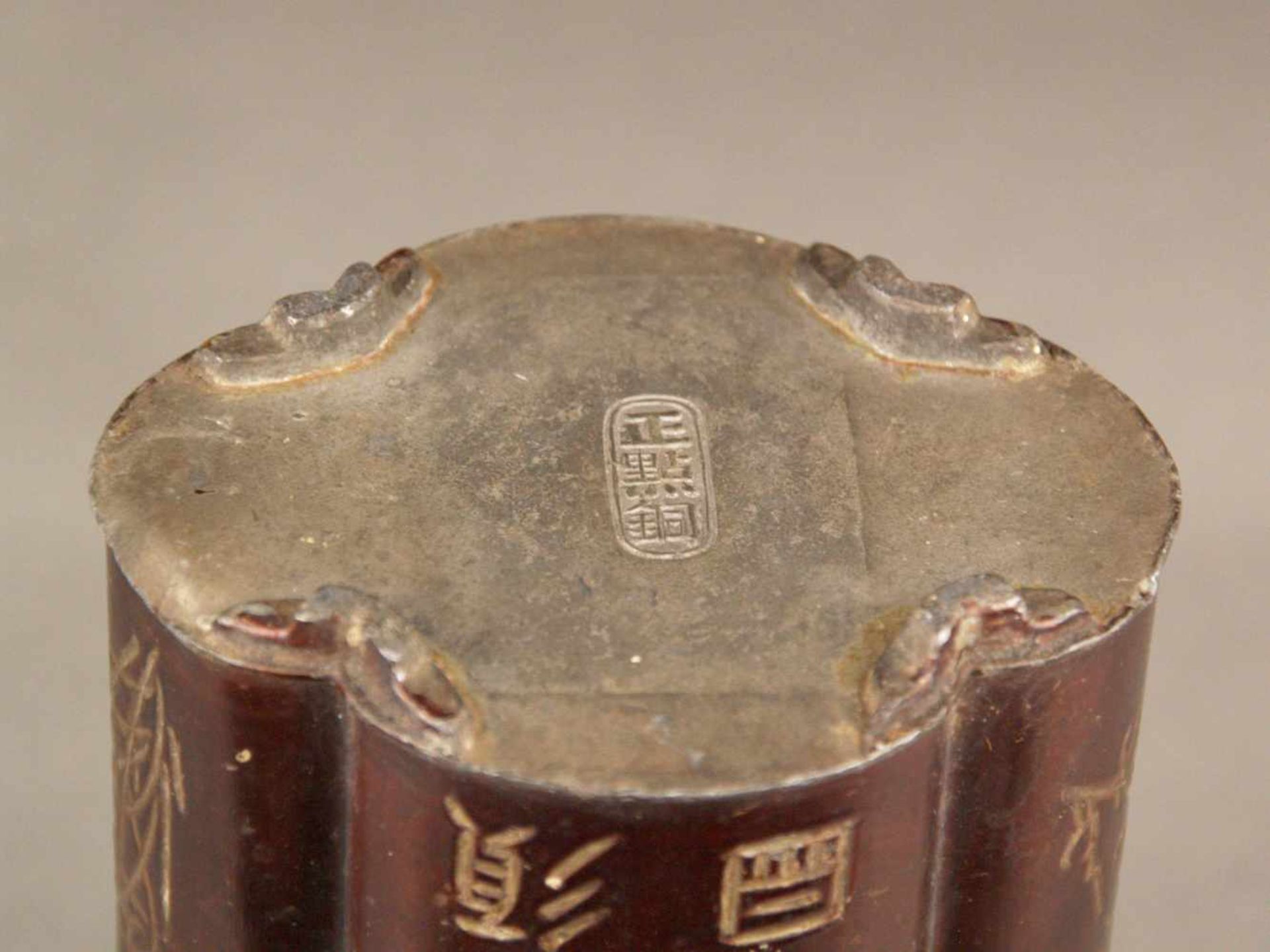 Teedose-China, Zinn lackiert, vierfach gelappte Wandung mit Stülpdeckel, rundum mit Schriftzeichen - Bild 7 aus 8