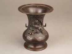 Bronzevase - Bronzegefäß gebaucht mit trompetenartig auslaufender Mündung und eingeschnürtem Fuß, am
