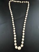 Halskette - Murano 1950/60er Jahre, opak weiße Glaskugeln mit bunten und goldenen Aufschmelzungen,