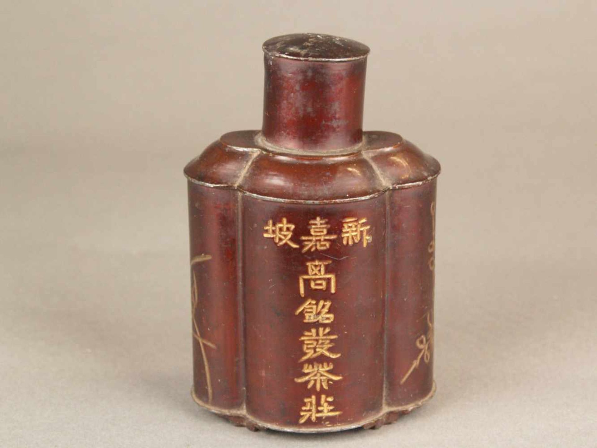 Teedose-China, Zinn lackiert, vierfach gelappte Wandung mit Stülpdeckel, rundum mit Schriftzeichen - Bild 2 aus 8
