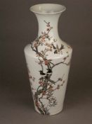'Famille rose'-Vase mit Elstern und blühenden Pflaumen - China, Porzellan, bemalt mit