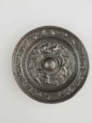 Miniaturspiegel - China, Zinnbronze mit silberfarbenem Überzug, runde Form mit reliefiertem