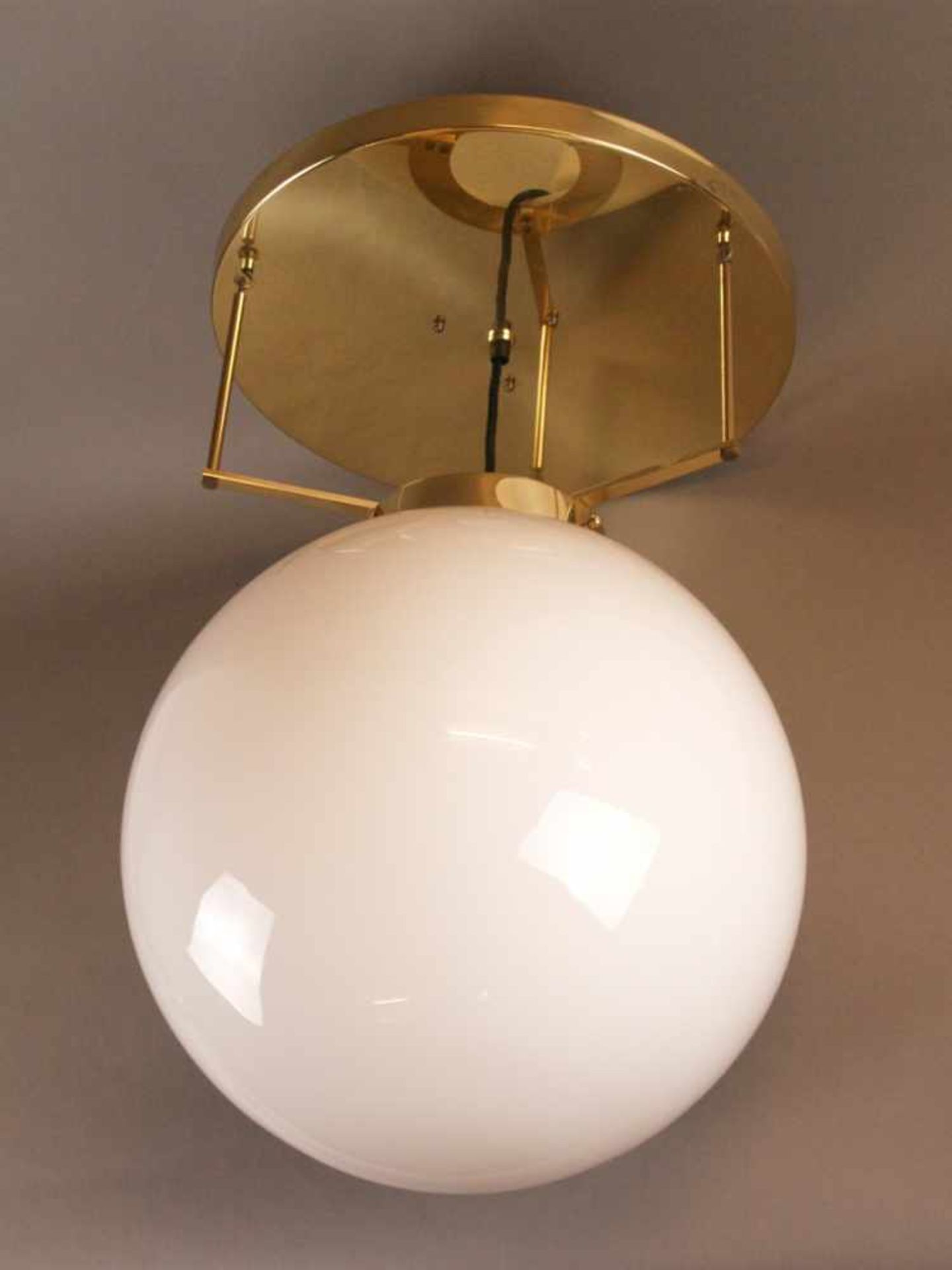 Bauhaus-Deckenlampe - Entwurf von Bauhauskünstlerin Marianne Brandt (1893 Chemnitz - 1983