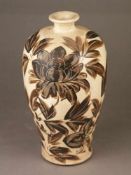 Meiping-Vase - China Cizhou-Stil, Steinzeug mit cremefarbener Glasur, darauf blühende