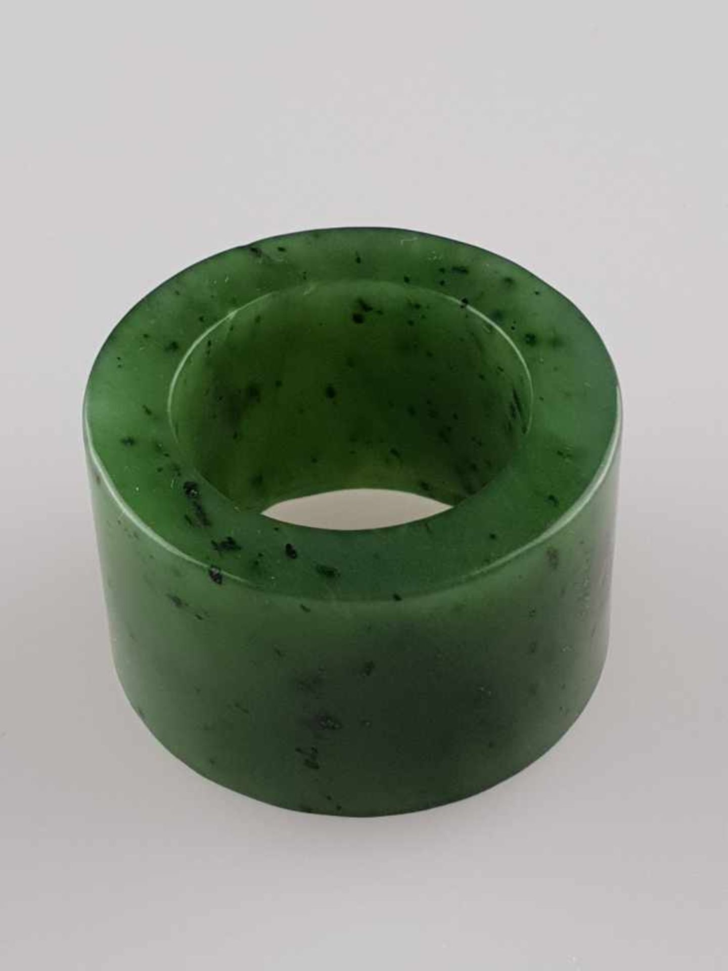 Jadering - Russland, spinatgrüne Jade mit einigen dunklen Einschlüssen, fein poliert, H.ca.2cm,Dm.