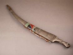 Kurzsäbel - wohl Jemen 19.Jh., gebogene Klinge mit beidseitiger dezenter Gravur, an Griff und