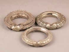 Drei antike Nomaden-Silberarmreifen - Jemen, Metalllegierungen mit Silbergehalt, aufwändige