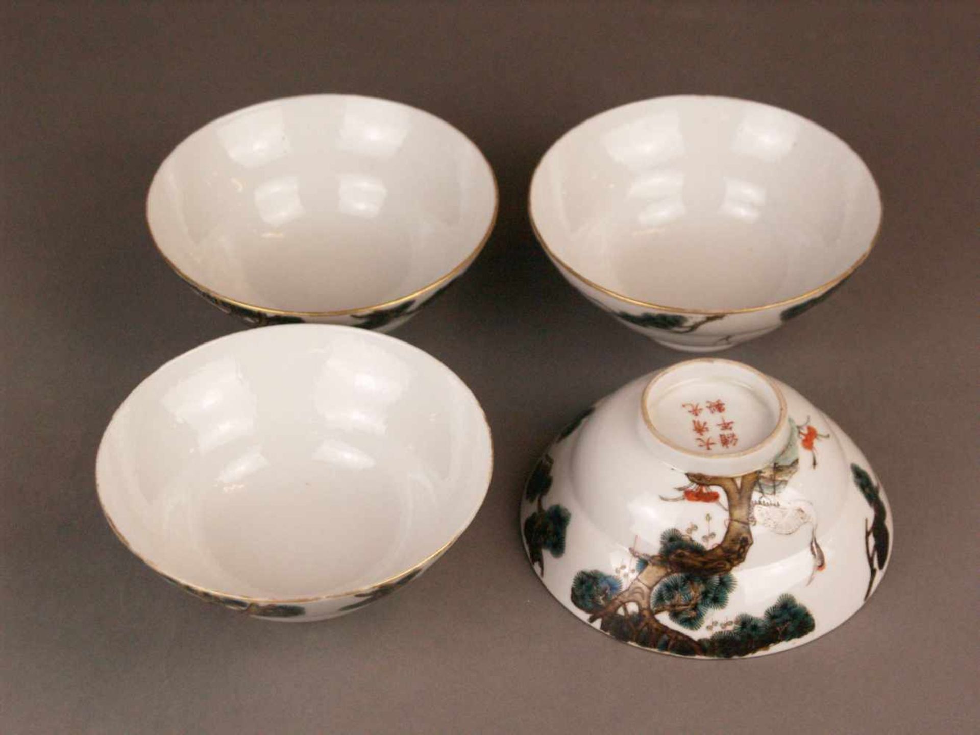Vier Schalen - China, Porzellan mit polychromen Aufglasufarben, über Standring ansteigende hohe