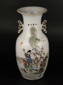 Große Balustervase - China, 1.Hälfte 20.Jh., dickwandiges Porzellan bemalt in polychromer