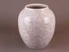 Vase KPM Berlin - blaue Zeptermarke, ovoide Form, grauweißes Porzellan mit Craquelé-Glasur,