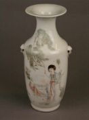 Rouleauvase - China Anfang 20.Jh., feiner Dekor mit Figuren in Landschaft in Aufglasurfarben,verso