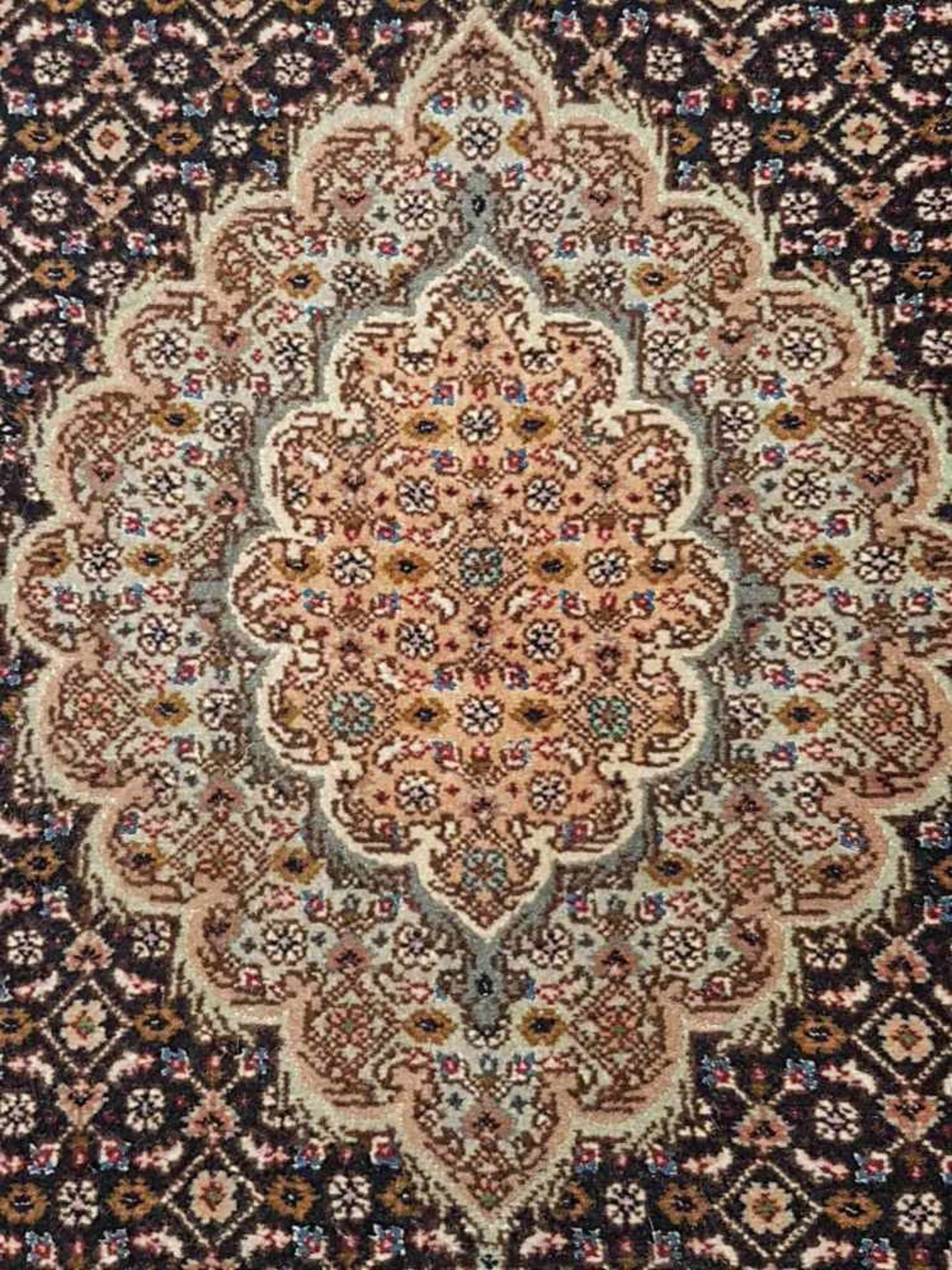 Orientteppich - Täbris, Iran, handgeknüpft, Indigo grundig, Medaillon, ornamentaler Dekor, - Bild 3 aus 5