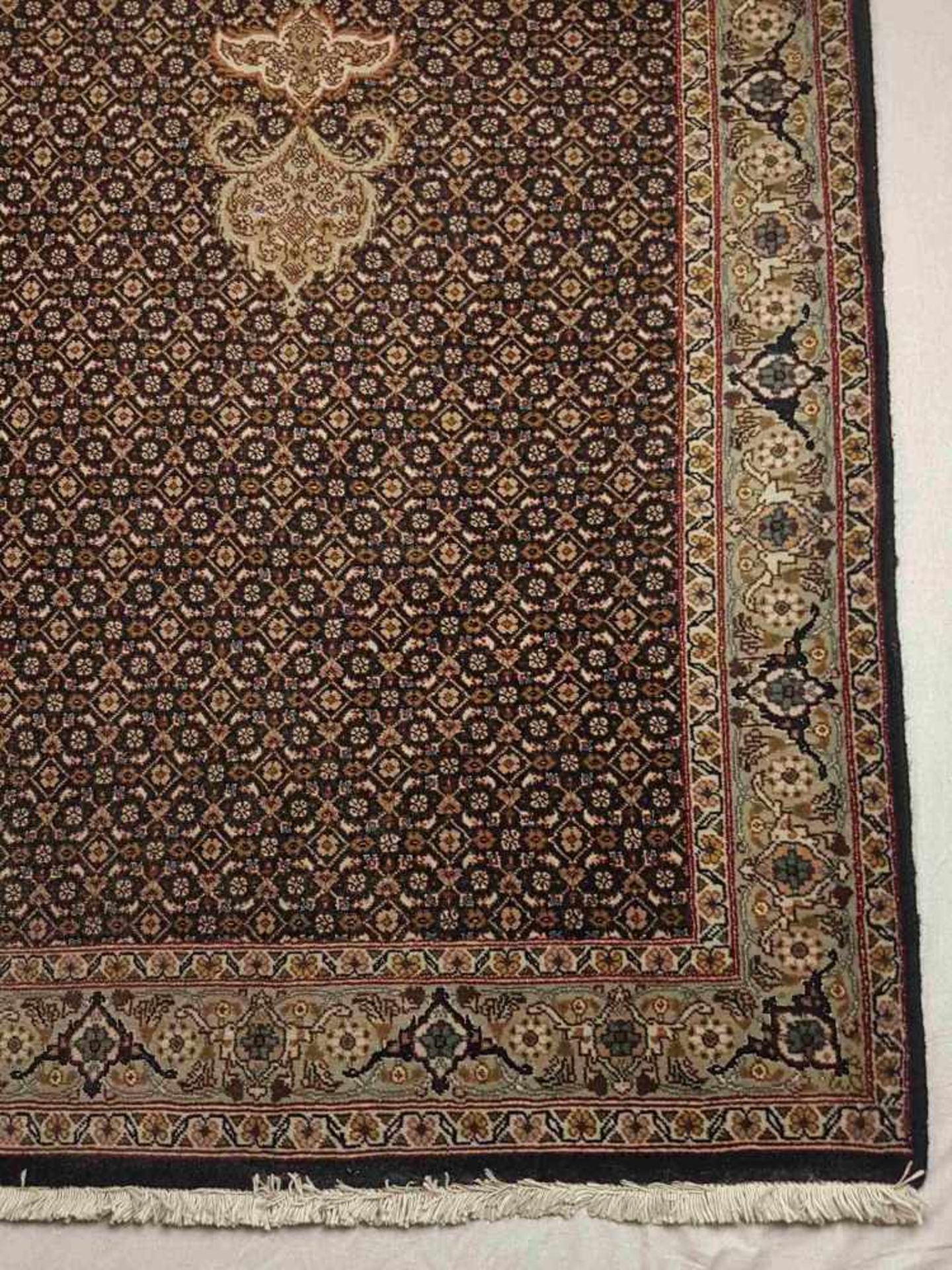 Orientteppich - Täbris, Iran, handgeknüpft, Indigo grundig, Medaillon, ornamentaler Dekor, - Bild 4 aus 5