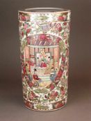 Bodenvase im Kanton-Stil - China 20.Jh., dickwandiges Porzellan, polychrom bemalt und goldstaffiert,