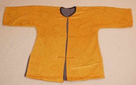 Kurze Jacke mit Seitenschlitzen - Tibet, Seidendamast, außen: Gelb mit dichtem Blütenmuster, Futter: