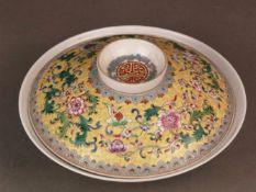 Famille Rose-Deckelschale - Porzellan, ausgestellte gemuldete Schale mit gewölbtem Deckel, Dekor aus