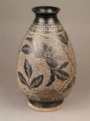 Fußvase - China, Cizhou-Stil, birnenförmige Wandung mit eingeschnürter Mündung und ausgestellter