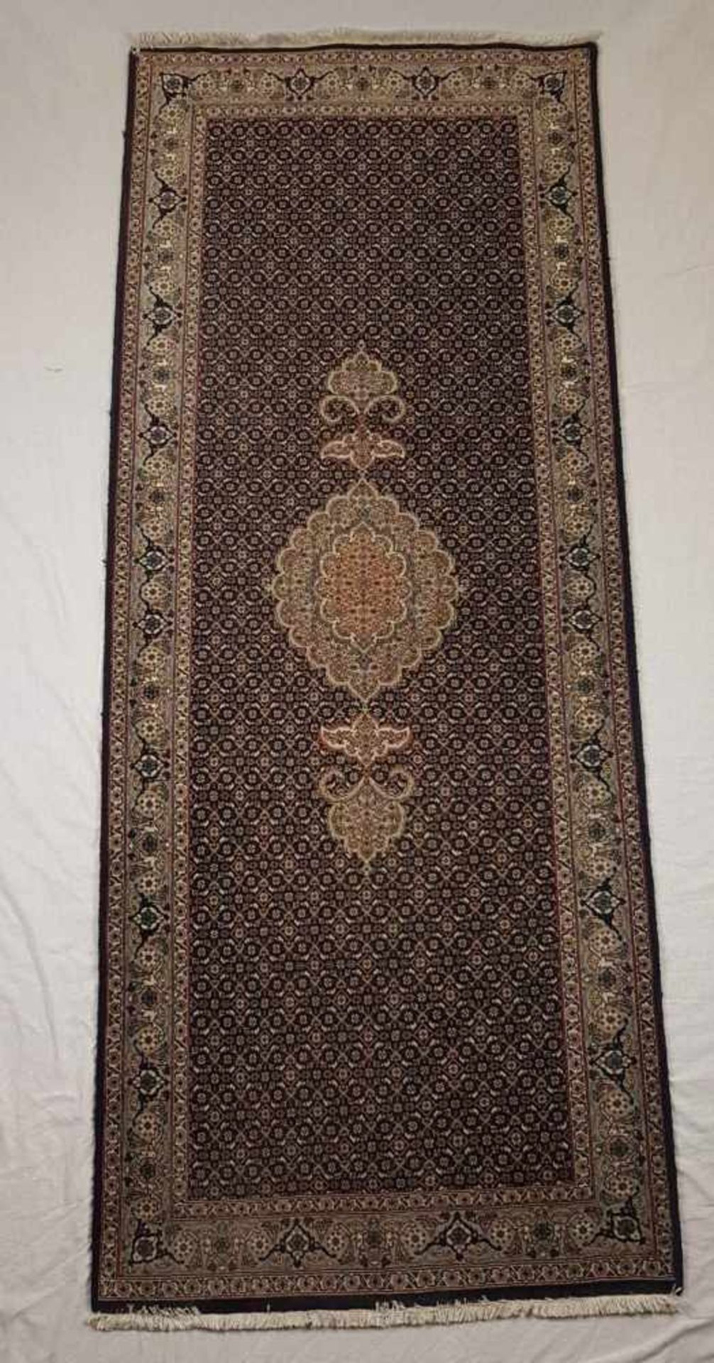 Orientteppich - Täbris, Iran, handgeknüpft, Indigo grundig, Medaillon, ornamentaler Dekor,