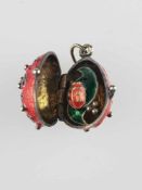 Ei-Anhänger im Fabergé-Stil - Silber, rotes Transluzidemail sowie aufgelegte belaubte