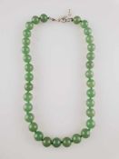 Jadekette - China, Kette aus 33 fein polierten grünen Jadeperlen (Dm.ca.12 mm), Einzelknotung,