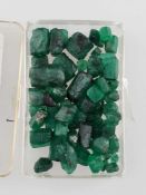 Konvolut Smaragde - lose, unterschiedliche Farbtöne, diverse Größen und Formen,teils große Steine,