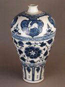 Meipingvase - China 20.Jh.,Keramik mit unterglasurblauem Dekor: Lambrequinbänder, blühende