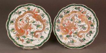 Paar Drachenteller - China, Porzellan mit Emailfarbendekor und Gold, passig geschweifte Fahne, im