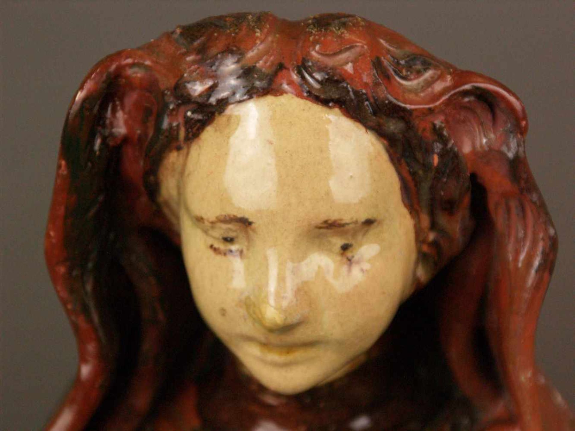 Keramikfigur "Sphinx" - glasiert, polychrom bemalt, vollplastische Darstellung einer liegenden - Bild 5 aus 8