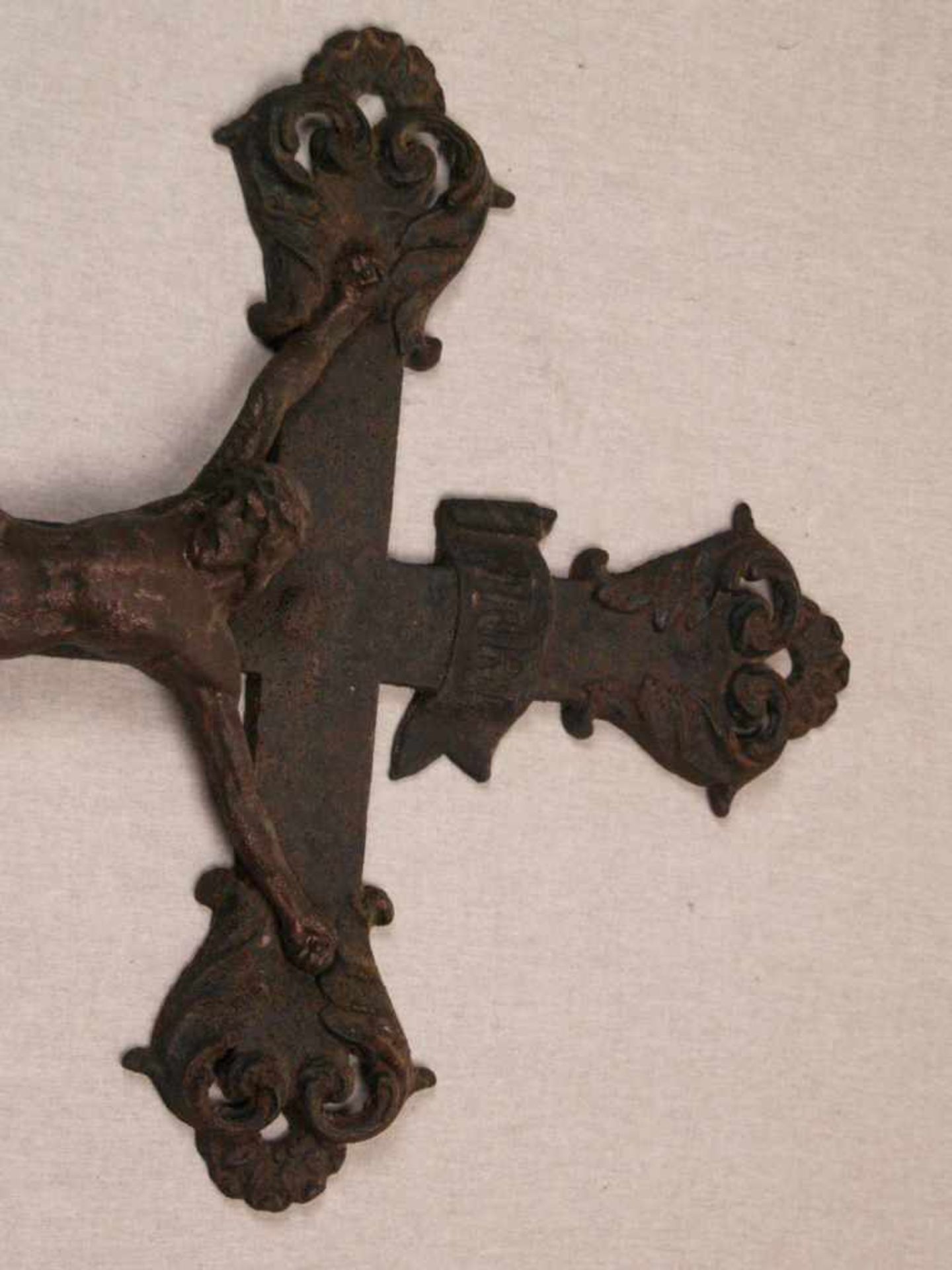 Kruzifix - schwerer Eisenguss, Christus im Vier-Nagel-Typus mit Dornenkrone und zur Seite - Bild 3 aus 6
