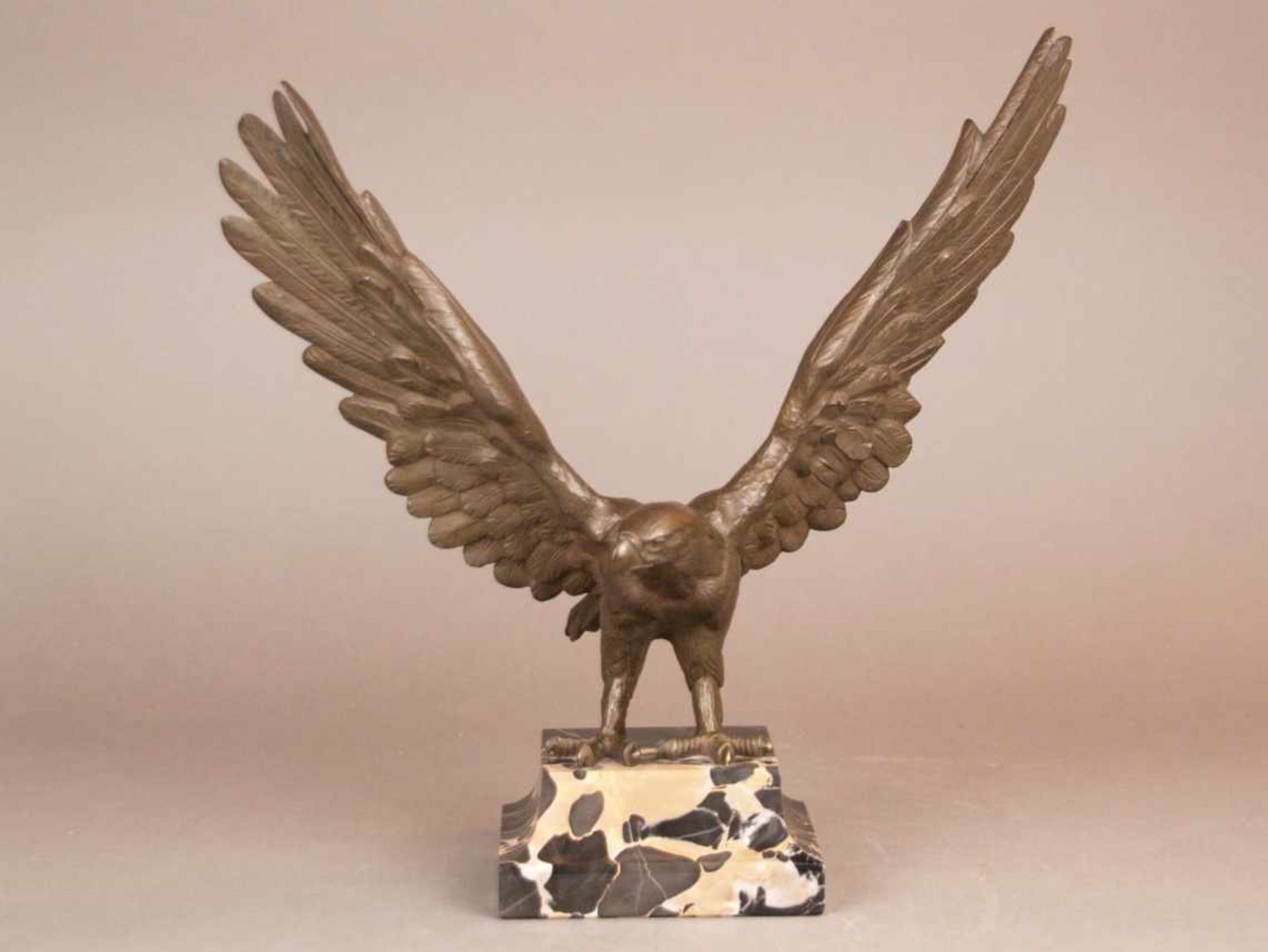 Vogelplastik "Adler" - Bronze, braun patiniert, Adler mit ausgebreiteten Schwingen, Marmorsockel,