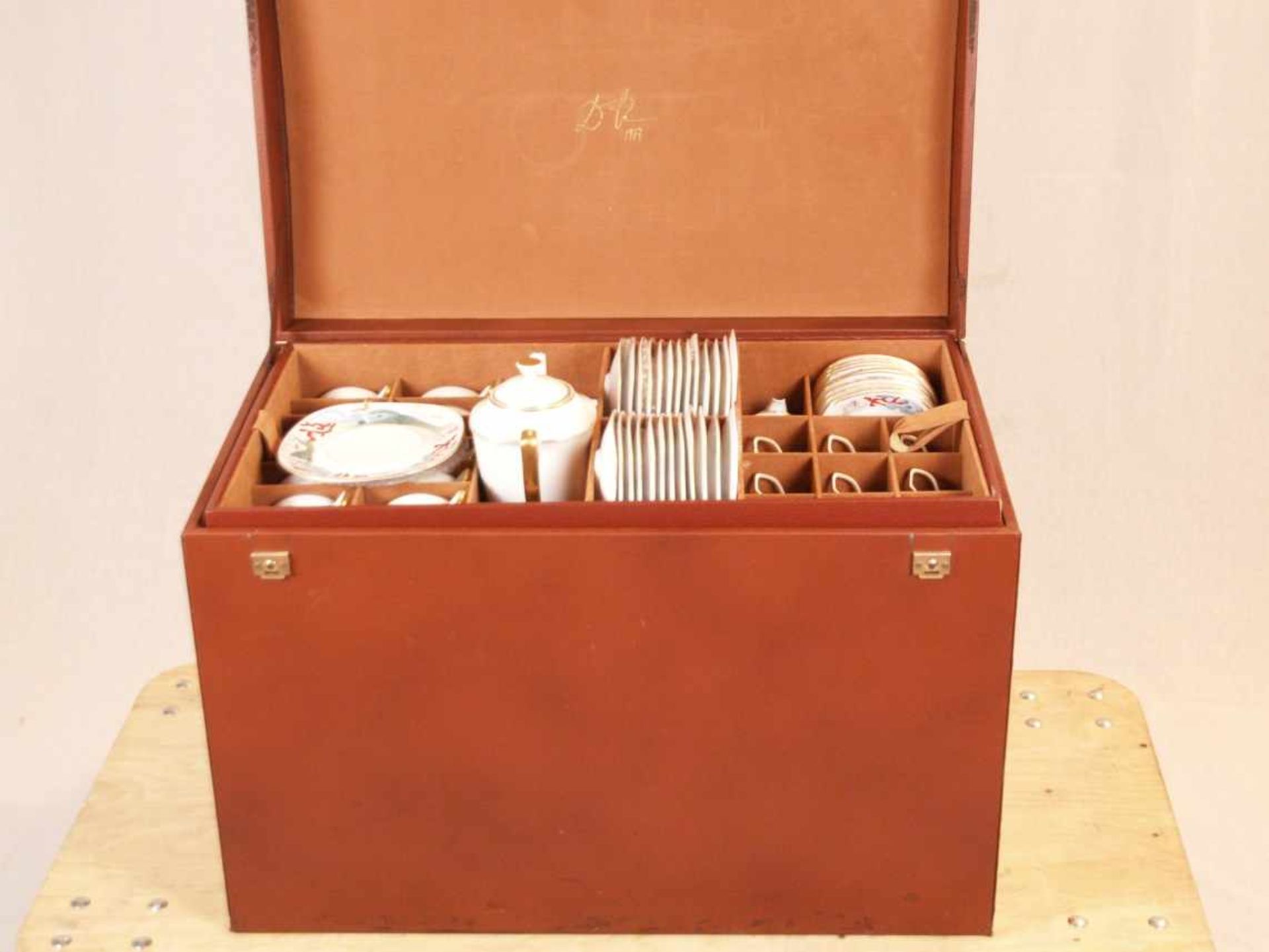 Dalí, Salvador (1904 Figueres 1989/Entwurf) - Umfangreiches Kaffee-, Tee- und Speiseservice für 12