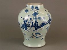 Vase - China, dickwandiges Porzellan, Meiping-Form mit hellgrüner Seladonglasur, darauf die acht