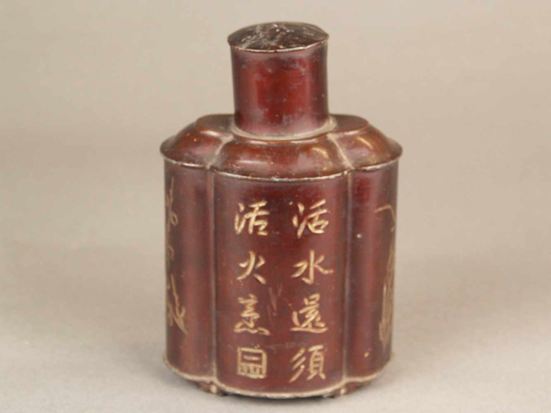 Teedose-China, Zinn lackiert, vierfach gelappte Wandung mit Stülpdeckel, rundum mit Schriftzeichen