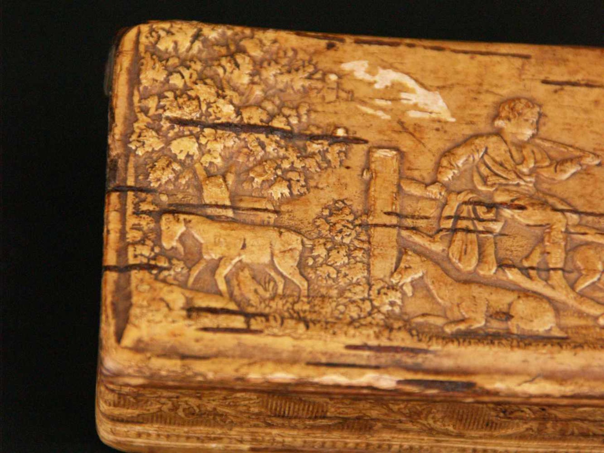 Kleine Schatulle - 18. Jh., rechteckiger Korpus, Holz mit geprägtem Leder bezogen, Scharnierdeckel - Bild 4 aus 8