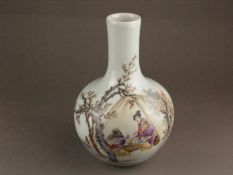 Vase - Tian Qiu Ping, China 20. Jh.,Porzellan mit sehr feiner Emailbemalung: umlaufend detailierte