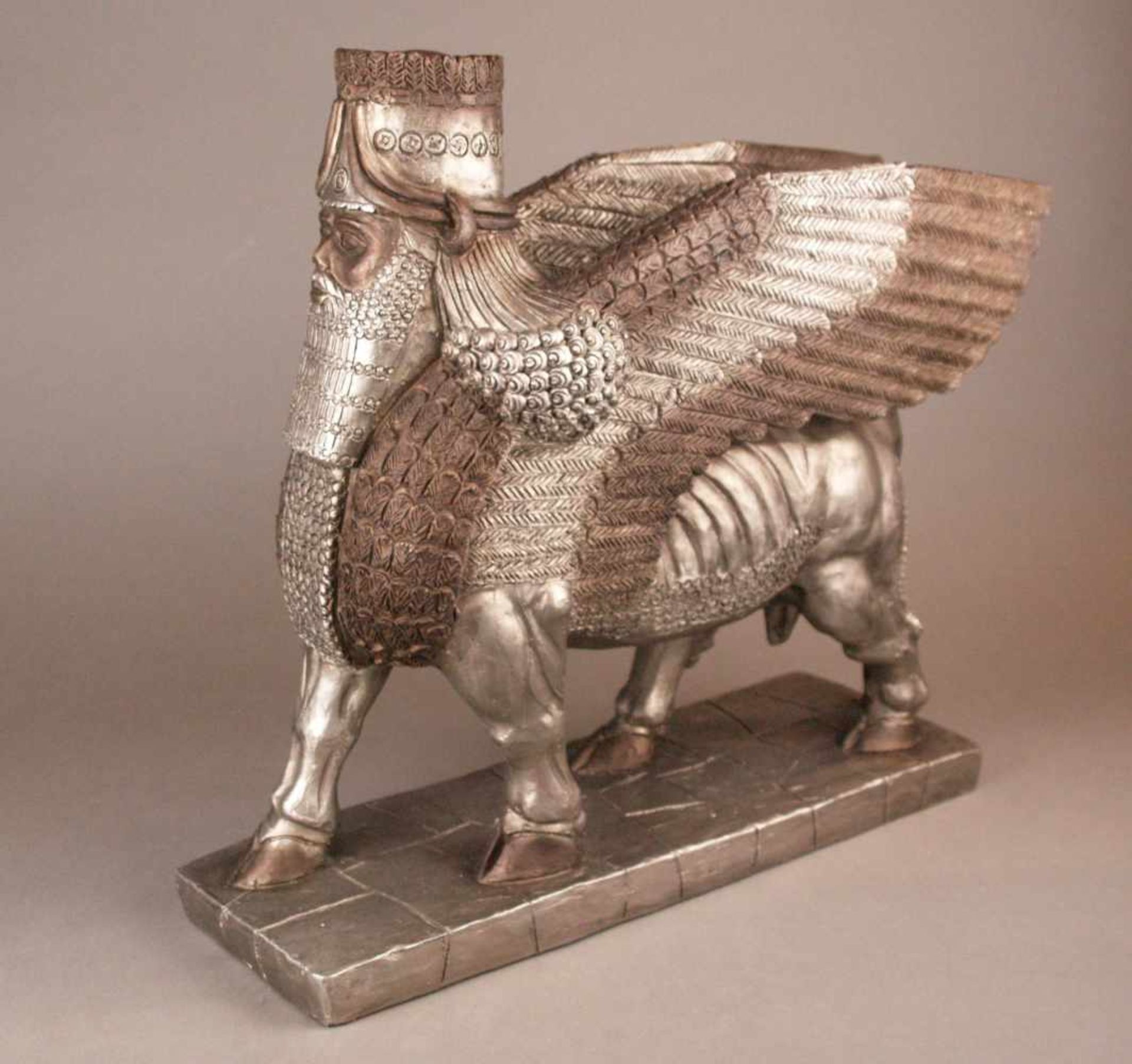 "Lamassu" - The Austin Sculpture Collection, vollplastische Figur des assyrischen Tempelwächters,