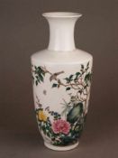 Kleine Vase - China 20.Jh.,Porzellan mit polychromen Emailfarben, ansteigende Wandung mit