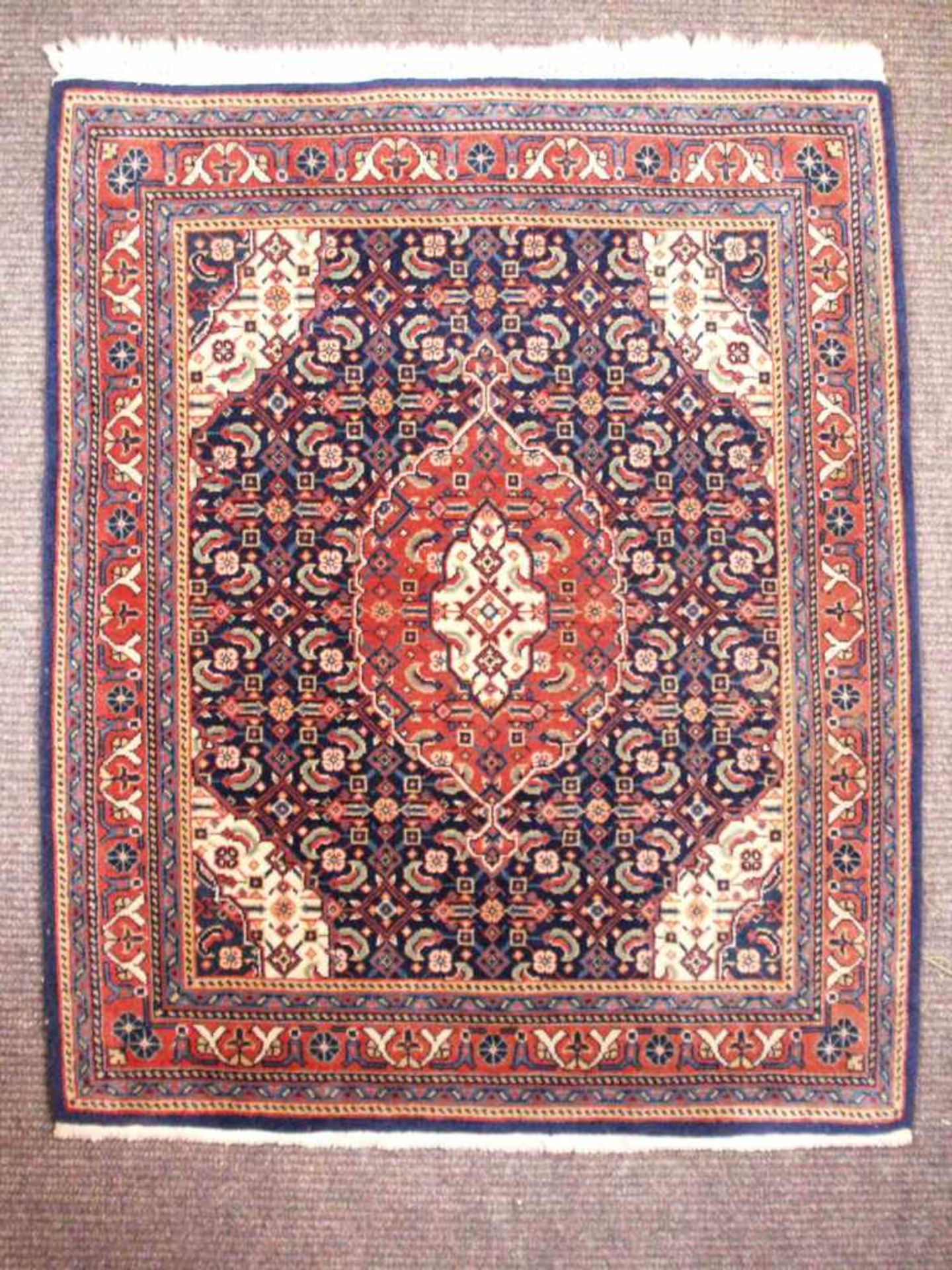 Orientteppich - Wolle, blaugrundig, zentraler Medaillon, ornamentales Muster, mehrfache Bordüre,