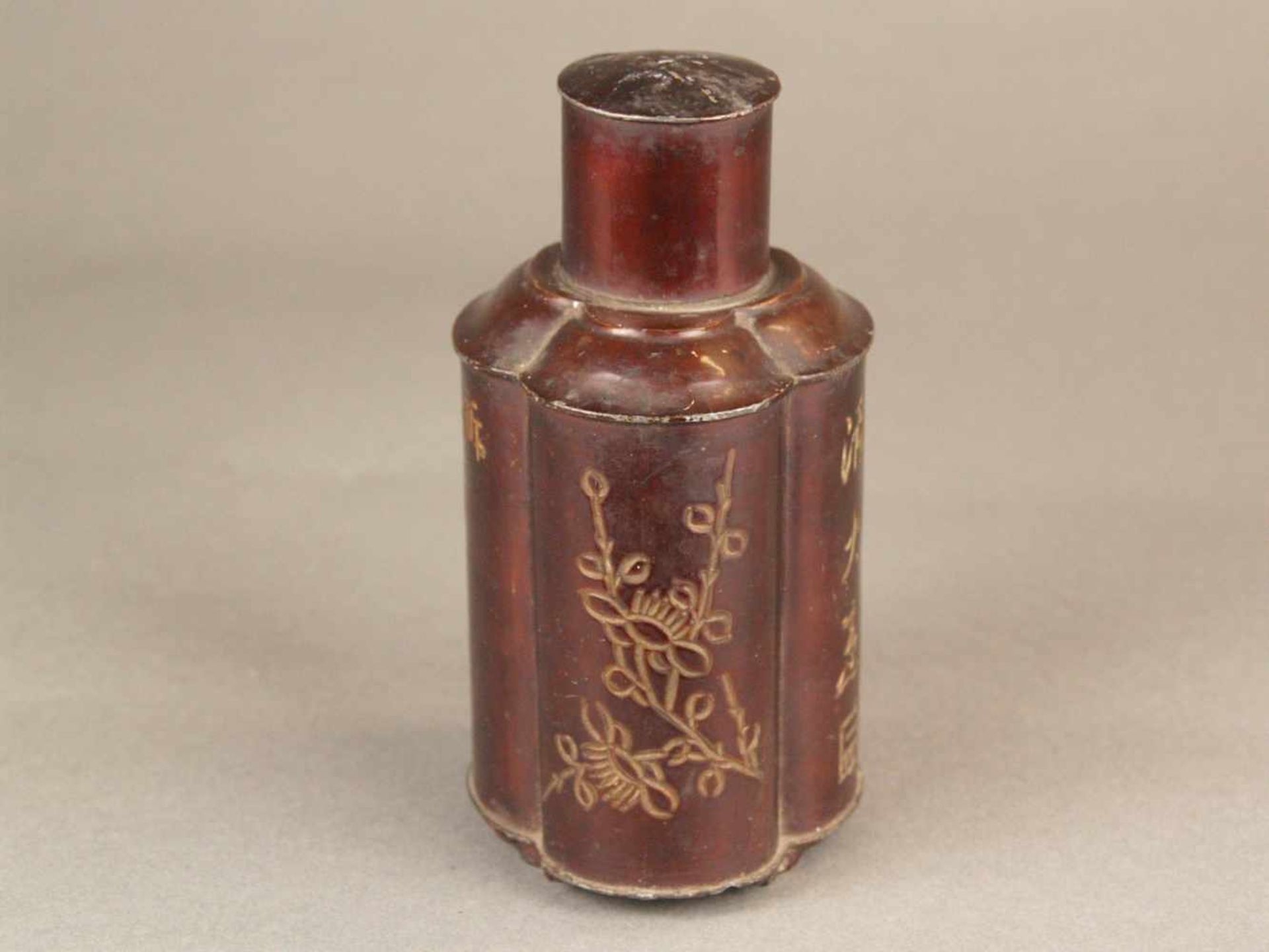 Teedose-China, Zinn lackiert, vierfach gelappte Wandung mit Stülpdeckel, rundum mit Schriftzeichen - Bild 3 aus 8