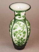 Glasvase - Peking-Glas, China, balusterförmig mit ausgestellter Lippe, grüner Überfang auf opak