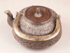 Teekanne - Wandung aus Eisen, bronziert, gedrückter Korpus, Schnabelausguss, flacher Bronzedeckel