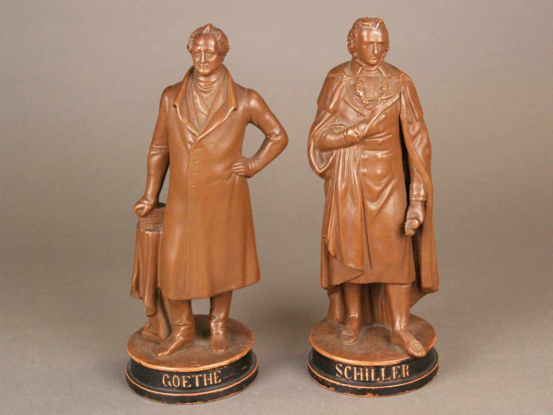 Paar Keramikfiguren Goethe und Schiller - zwei vollplastischen Ganzkörper-Figuren, braun glasiert,