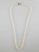 Perlenkette- von K. Uyeda, Tokyo, 86 cremefarbene Perlen in Einzelknotung (D.ca.6mm), 585-er