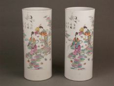 Paar "Famille-Rose"-Hutständer - China 20.Jh., frühe Republikzeit, Zylinderform, Porzellan