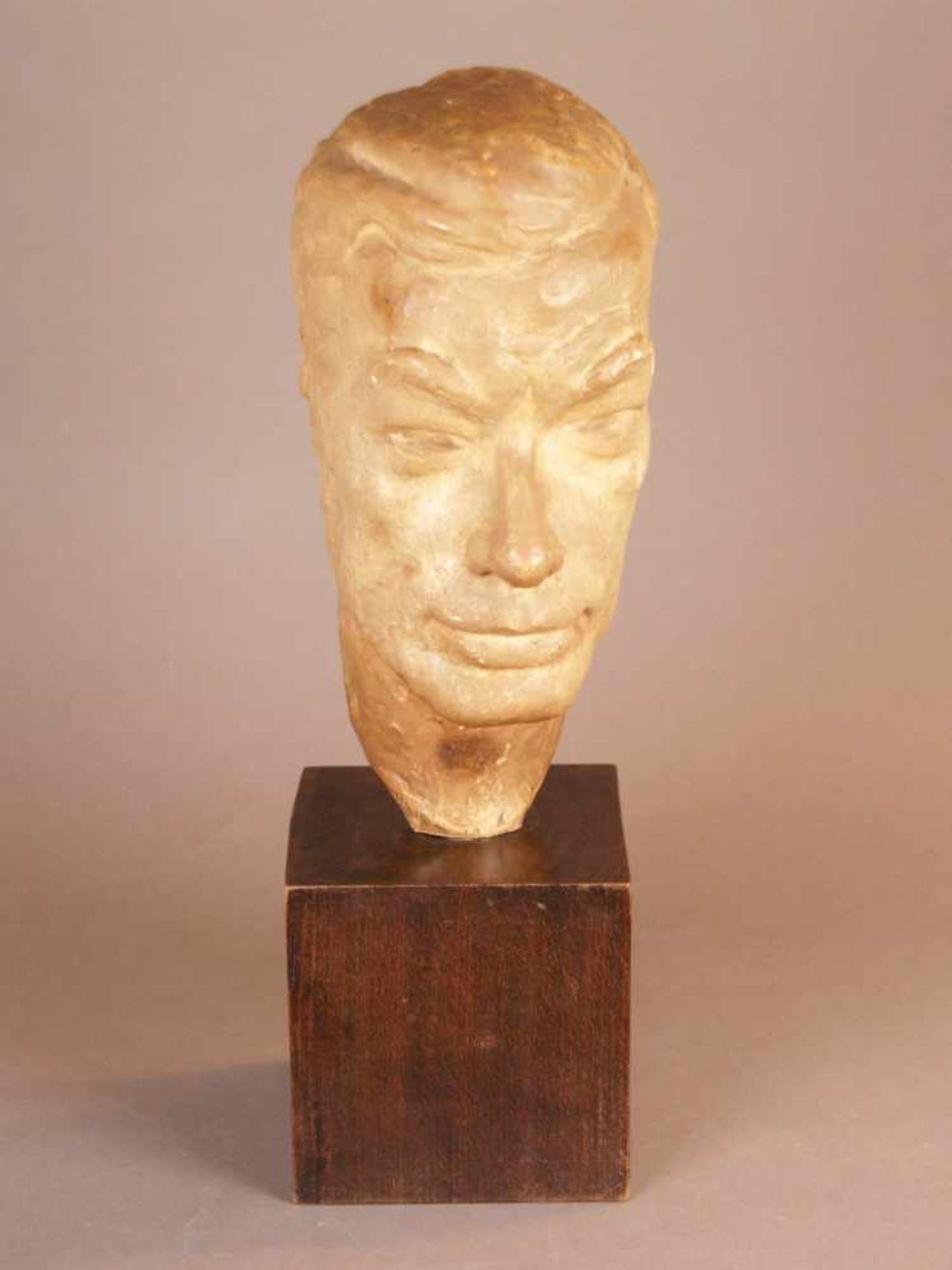 Männlicher Kopf - Keramikguss, vollplastische realistische Darstellung, auf Holzsockel montiert,