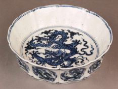Blau-Weiß Drachenschale - China,Qing-Dynastie, zehnfach blütenförmig gelappte Wandung mit Rippung,