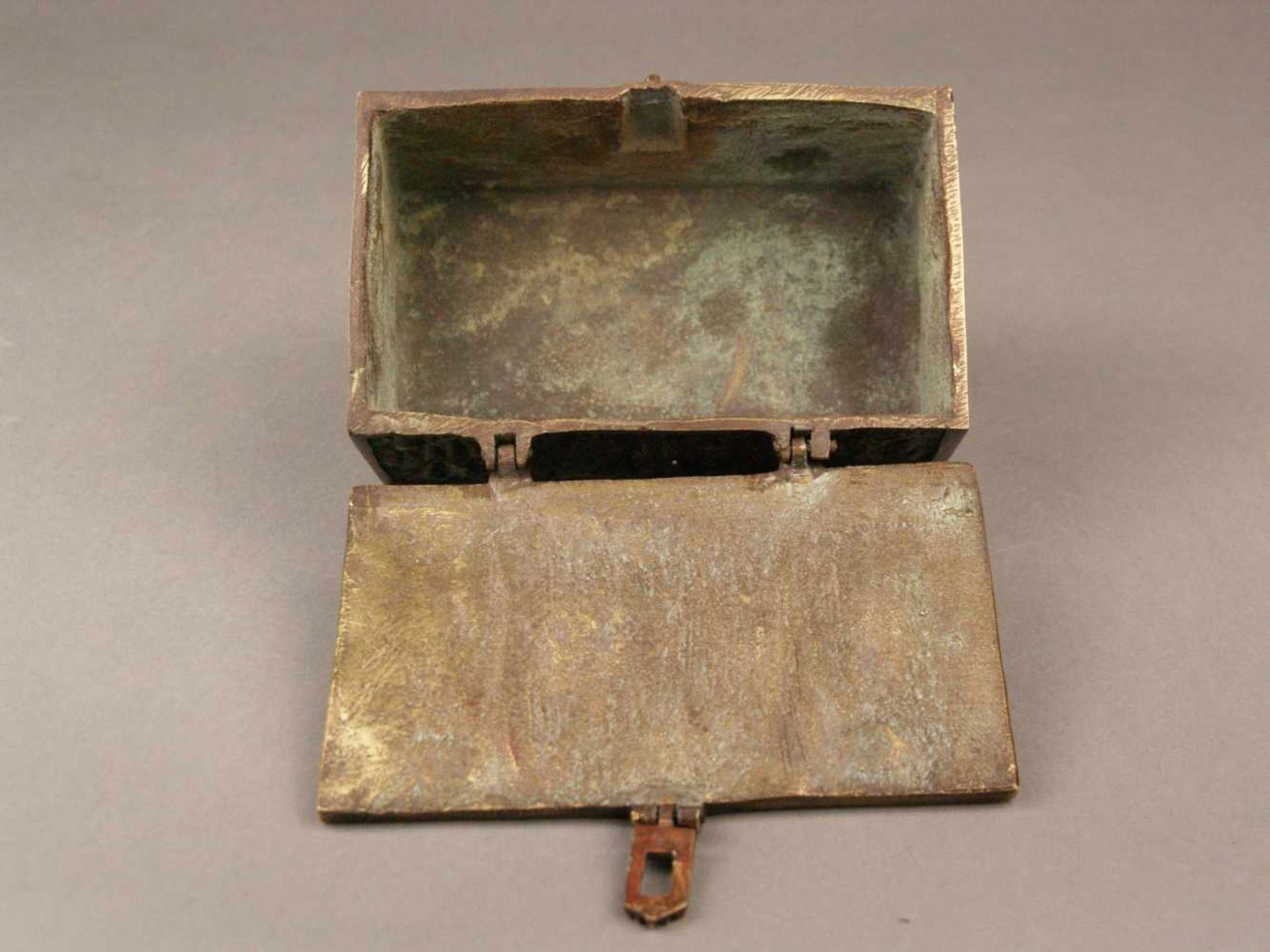 Bronzeschatulle in der Art eines Minnekästchens - rechteckige Bronzekassette mit Scharnierdeckel, - Bild 8 aus 9