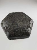 Große Schwarzlackdose - China, sechseckige Form, Holz geschnitzt und schwarz lackiert, Deckel mit