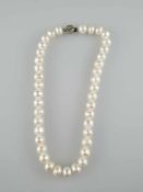 Perlenkette - 40 große weiße Zuchtperlen mit schönem silbrigem Lüster, Perlen Ø jeweils 0,8 bis 1,