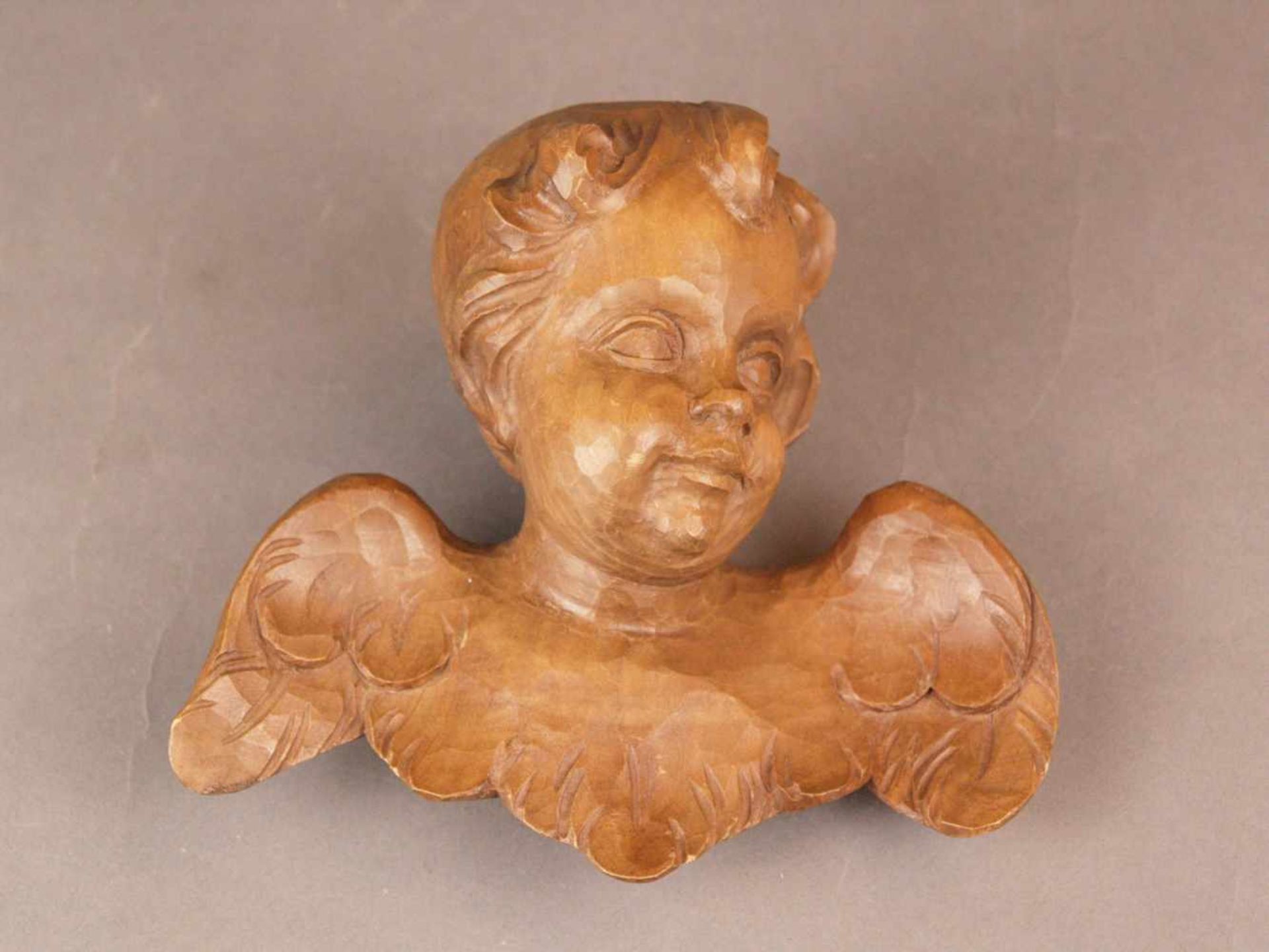 Geflügelter Putto - Oberammergau, 20. Jh, Holz, vollrund geschnitzt, mit Wandaufhängung, HxB:ca.